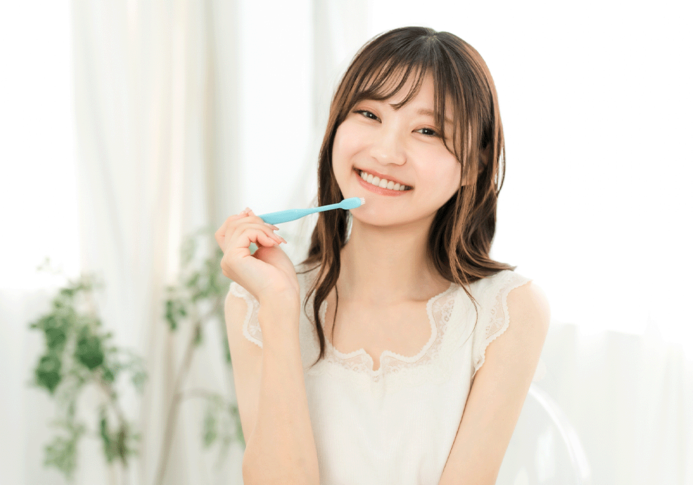 歯みがきする女性