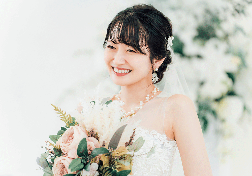 ウエディングドレスを着る女性