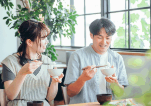 食事をする男女