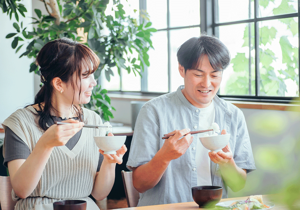 食事をする男女